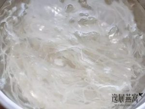 假鲜炖燕窝会加什么材料代替燕窝,带你看常见的假鲜炖燕窝材料有哪些